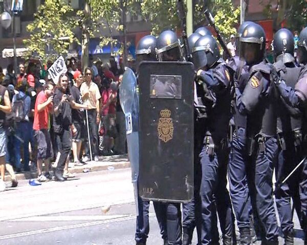 Mineros atacan a la policía con piedras y petardos en España - Sputnik Mundo