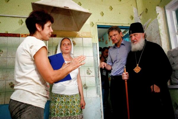Patriarca ruso Kiril visita la ciudad de Krimsk afectada por la inundación - Sputnik Mundo