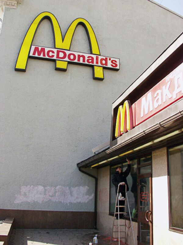 Un hombre exige 1,5 millones de dólares a McDonalds por negarle servilletas - Sputnik Mundo