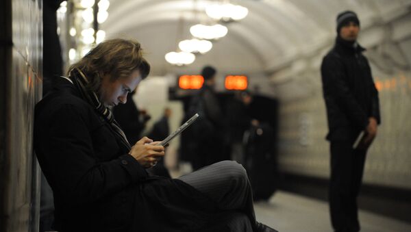 Un joven conectado en el metro en Moscú - Sputnik Mundo