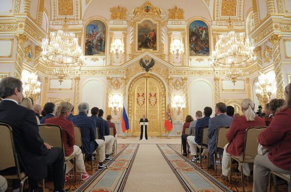 Putin condecora a los nuevos campeones olímpicos de Rusia en ceremonia en el Kremlin  - Sputnik Mundo