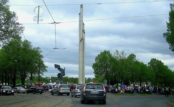 Los rusos de Letonia ven ambiciones políticas en el plan de derribar el monumento a los Libertadores de Riga - Sputnik Mundo