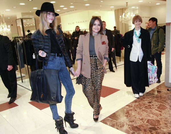 La modelo Elena Perminova, la crítica de moda, Miroslava Duma y la diseñadora Vika Gazinskaya (de izquierda a derecha). - Sputnik Mundo