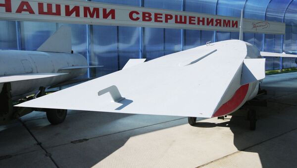 Una maqueta de un misil hipersónico presentado al vice primer ministro ruso Dmitri Rogozin en 2012 (archivo) - Sputnik Mundo