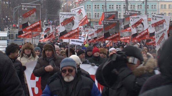 Miles de personas protestan contra la “ley Dima Yákovlev” en el centro de Moscú - Sputnik Mundo
