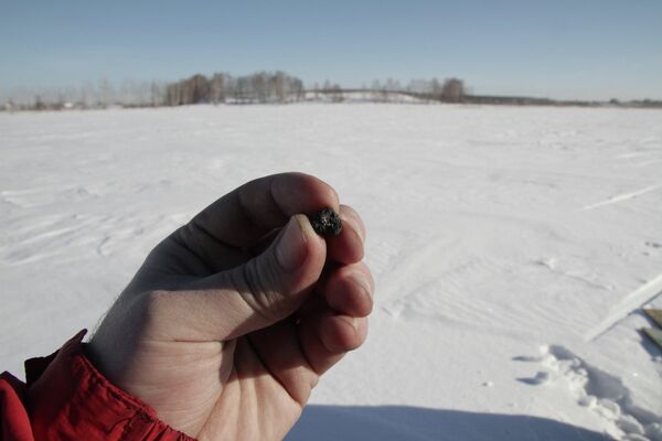 Un fragmento del meteorito hallado en la zona del lago Chebarkul - Sputnik Mundo