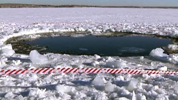 Especialistas examinan el lago Chebarkul en búsqueda de meteorito - Sputnik Mundo