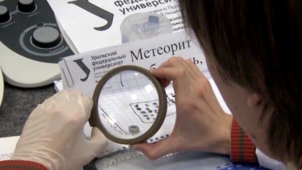 Científicos muestran fragmentos del bólido de Cheliábinsk - Sputnik Mundo