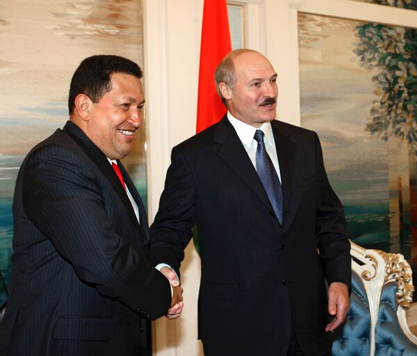 Alexandr Lukashenko y Hugo Chávez mantenían una relación personal especial, que se traducía en una intensa cooperación política y económica entre sus países. - Sputnik Mundo