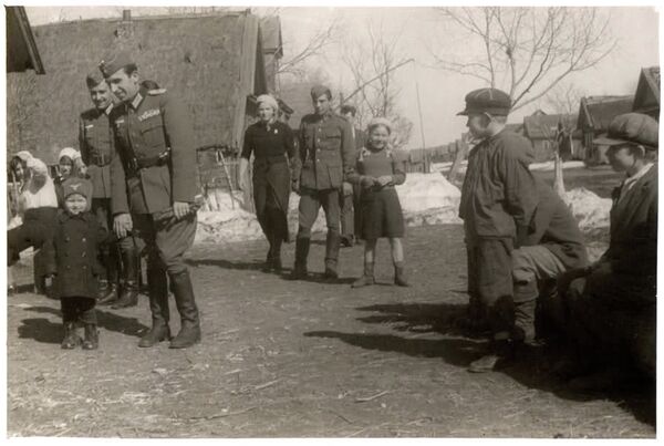 Soldados de la División Azul pasean con niños rusos - Sputnik Mundo
