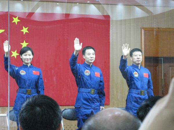 La primera mujer china enviada al espacio, Liu Yang, viajó a la órbita en junio de 2012 acompañada por sus dos compañeros astronautas - Sputnik Mundo