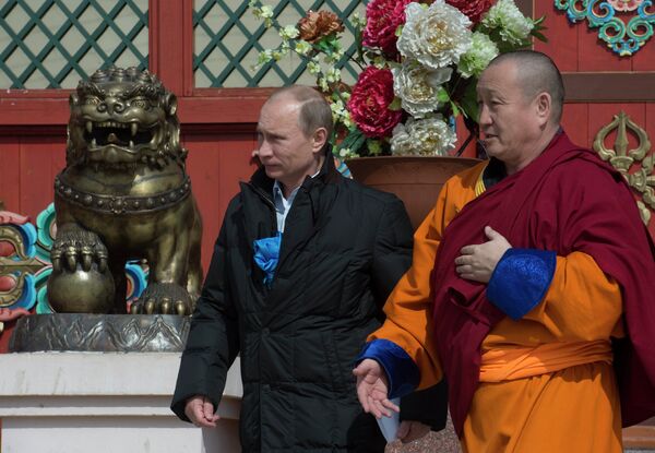 Vladímir Putin visita el monasterio budista de Ivolguinsk - Sputnik Mundo