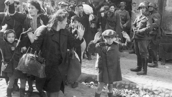 Прятавшиеся в подвалах домов Варшавского гетто женщины и дети выходят с поднятыми руками - Sputnik Mundo