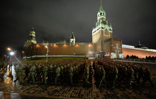 Primer ensayo nocturno del Desfile del Día de la Victoria en la Plaza Roja - Sputnik Mundo