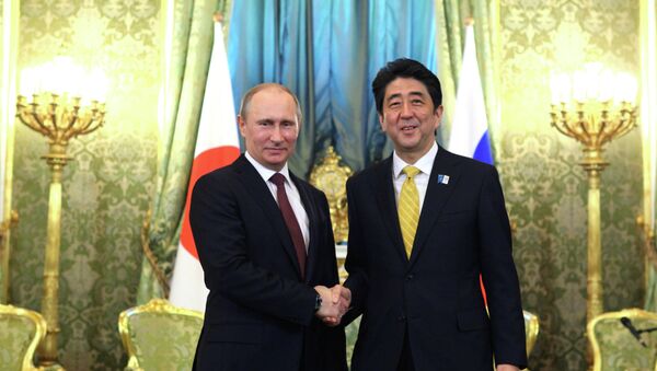 El presidente de Rusia, Vladímir Putin, con el primer ministro de Japón, Shinzo Abe - Sputnik Mundo