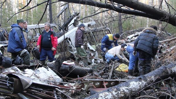 Cazadores encuentran los fragmentos del 'avión fantasma' en los Urales - Sputnik Mundo