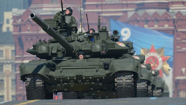 Танки Т-90 проходят по Красной площади во время генеральной репетиции парада Победы - Sputnik Mundo