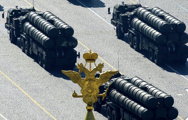 Militares rusos reciben otras cuatro baterías de misiles antiaéreos S-400 - Sputnik Mundo