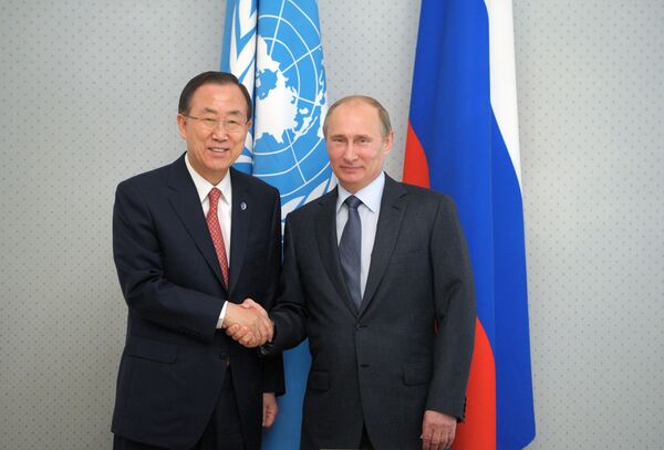 Secretario general de la ONU, Ban Ki-moon, con presidente de Rusia, Vladímir Putin - Sputnik Mundo