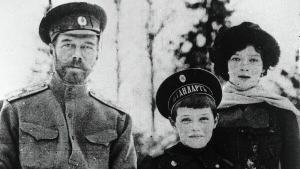 Nicolás II con sus hijos Alexéi y María - Sputnik Mundo