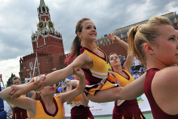 Acrobacias y pirámides humanas en el festival de equipos de cheerleading en Moscú - Sputnik Mundo