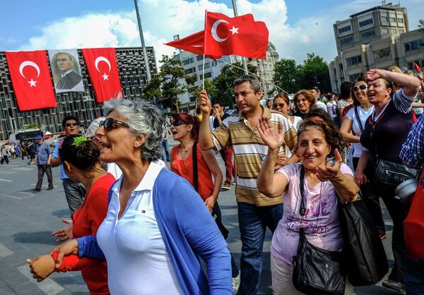 Turquía vive una jornada de huelga tras noche de enfrentamientos - Sputnik Mundo