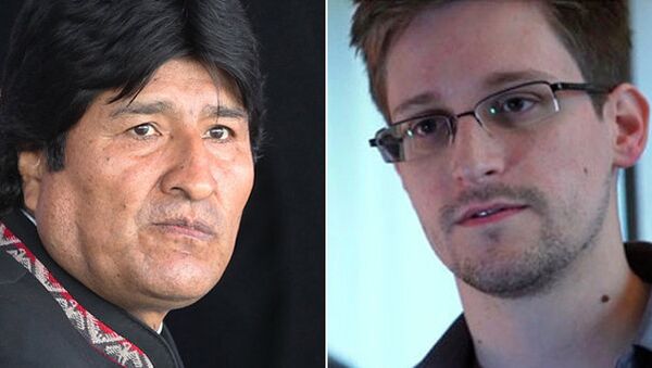Presidente de Bolivia, Evo Morales (izq.); extécnico de la CIA, Edward Snowden (dcha.) - Sputnik Mundo