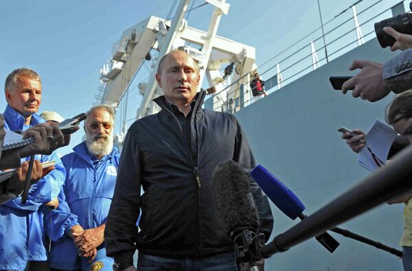 PUTIN SE SUMERGE EN EL FONDO DEL MAR EN UN BATISCAFO