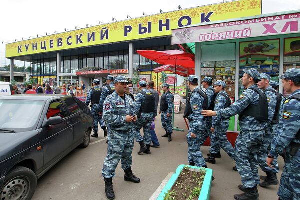 Al menos 300 detenidos en una macrorredada en mercados de Moscú - Sputnik Mundo