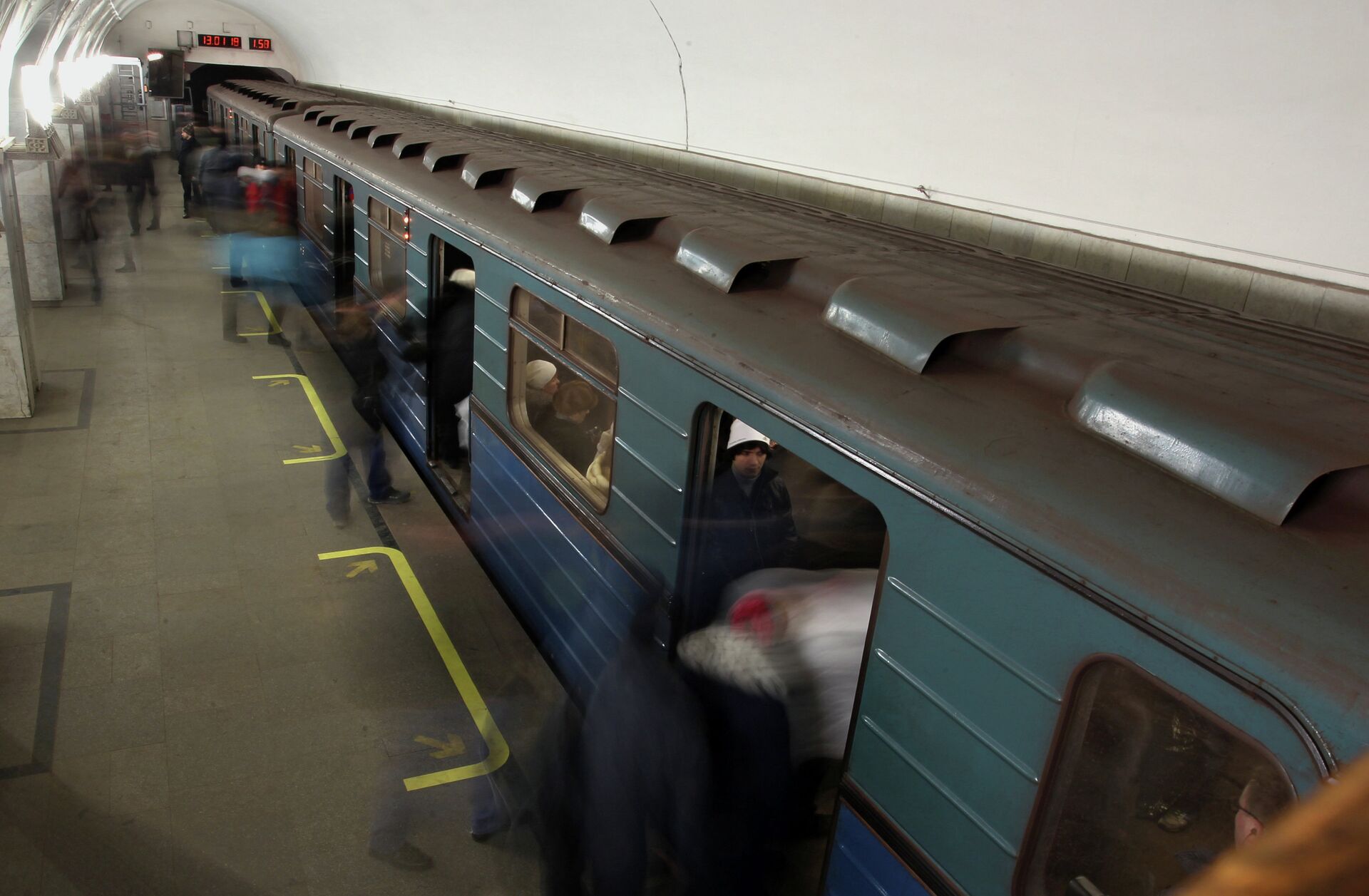 Время между поездами в метро. Станция метро с поездом. Таганско-Краснопресненская линия метро. Поезда на кольцевой линии метро. Метро Новосибирск упал.