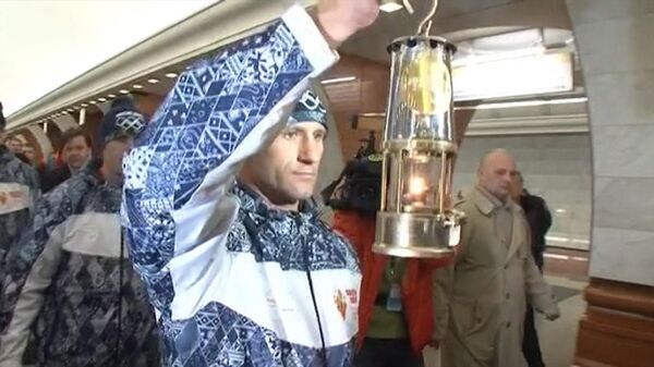 La llama olímpica de Sochi 2014 viaja en el metro de Moscú - Sputnik Mundo
