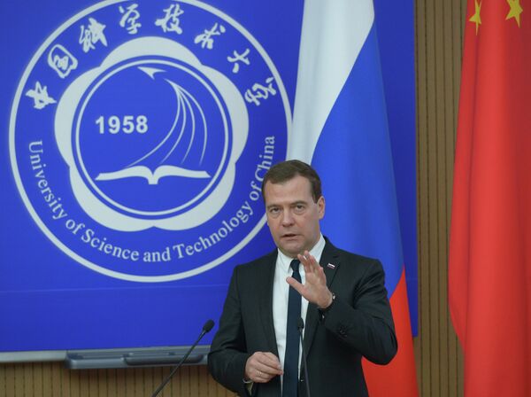 El primer ministro ruso, Dmitri Medvédev en China - Sputnik Mundo