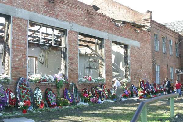 El lugar del atentado terrorista en la escuela Nº 1 de Beslán, en Osetia del Norte. - Sputnik Mundo