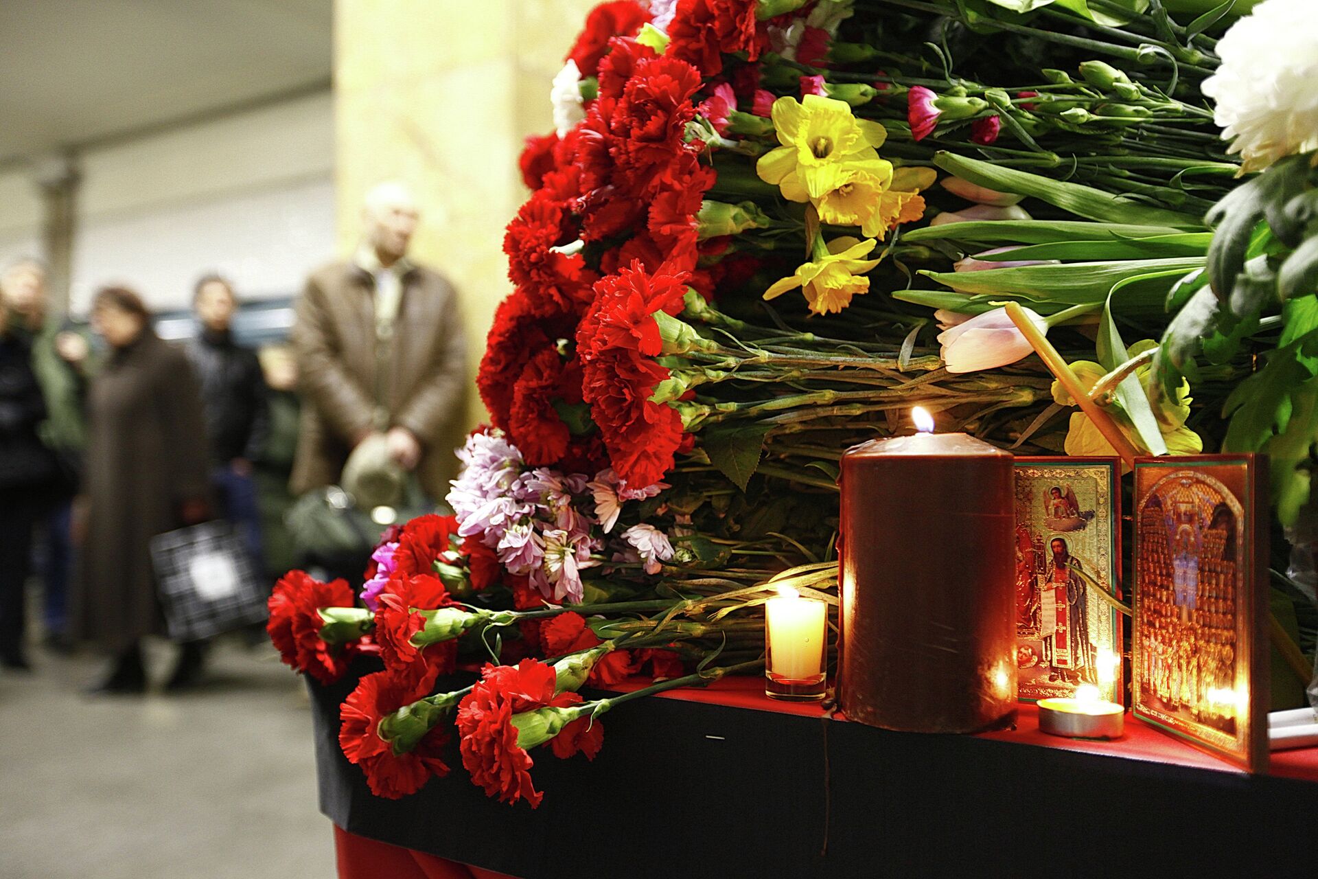 Похороны жертв теракта в крокус сити. Траурные цветы. Цветы на похоронную фотографию. Прощание с погибшими в Беслане. Фон для похоронного фото.