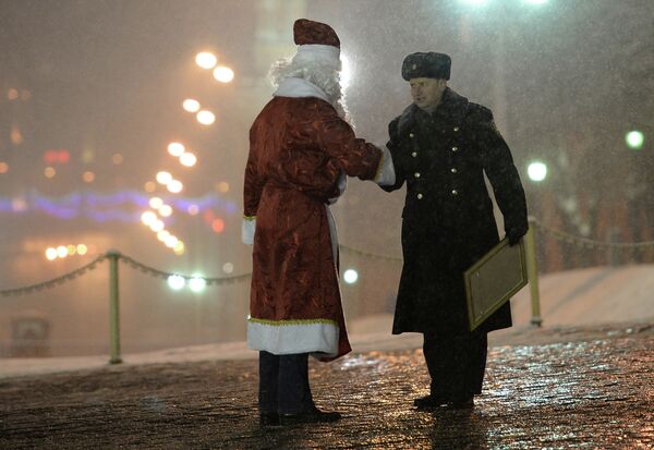 Unos 20.000 policías velarán por el orden público en Moscú durante fiestas de Año Nuevo - Sputnik Mundo