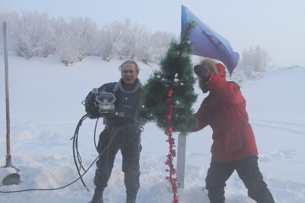 Buceadores instalan un Árbol de Navidad en el fondo de un río siberiano a 45 grados bajo cero - Sputnik Mundo