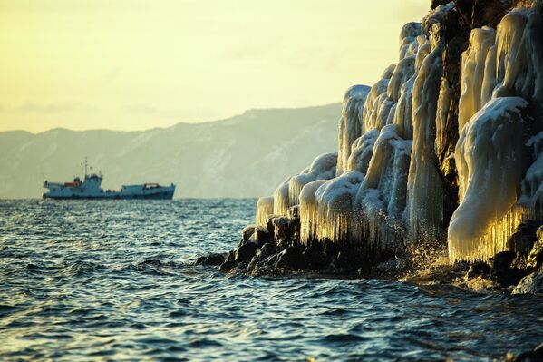 El lago Baikal antes de cubrirse de hielo El lago Baikal antes de cubrirse de hielo - Sputnik Mundo
