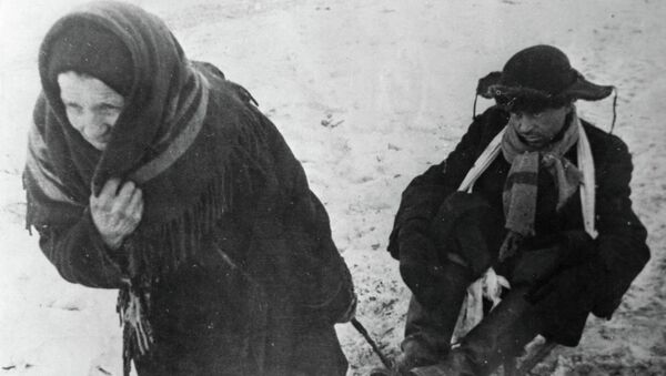 Abuela lleva en el trineo a su nieto extenuado por el hambre durante el sitio de Leningrado - Sputnik Mundo