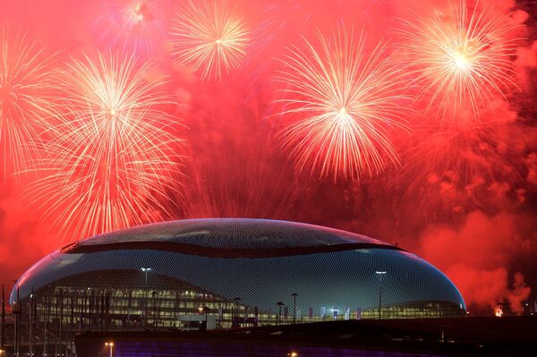 Fuegos artificiales sobre el estadio Fisht durante la ceremonia inaugural de los JJOO de Sochi 2014. - Sputnik Mundo