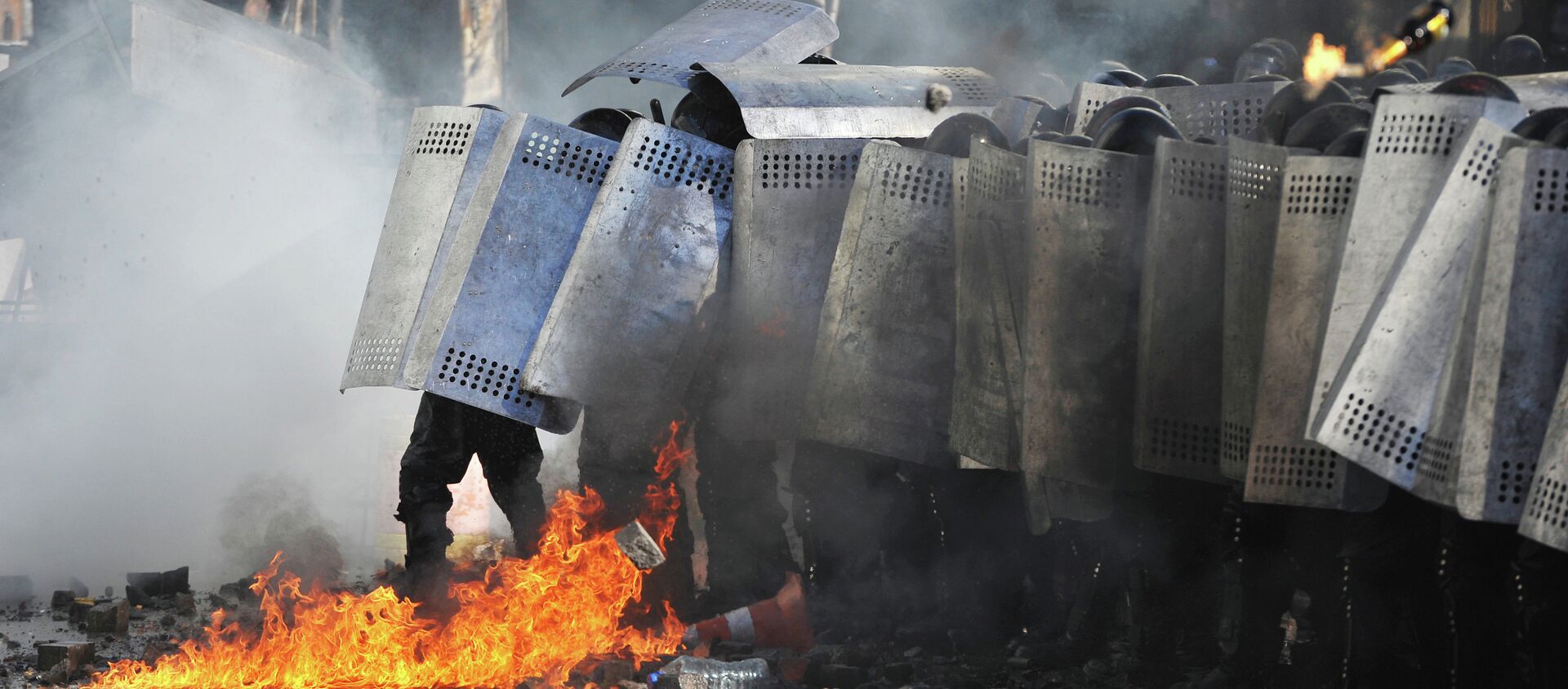 Ataques con cócteles Molotov contra la policía antidisturbios ucraniana Berkut durante los enfrentamientos en el Maidán (archivo, febrero 2014) - Sputnik Mundo, 1920, 14.02.2018