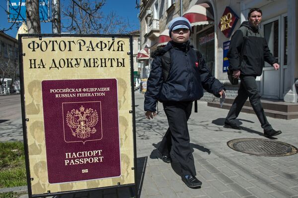 Unos 300 crimeos optaron por no recibir el pasaporte ruso y conservar la nacionalidad ucraniana - Sputnik Mundo