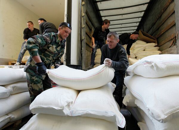 Unas 1.800 toneladas de ayuda humanitaria rusa listas para el segundo convoy a Ucrania - Sputnik Mundo