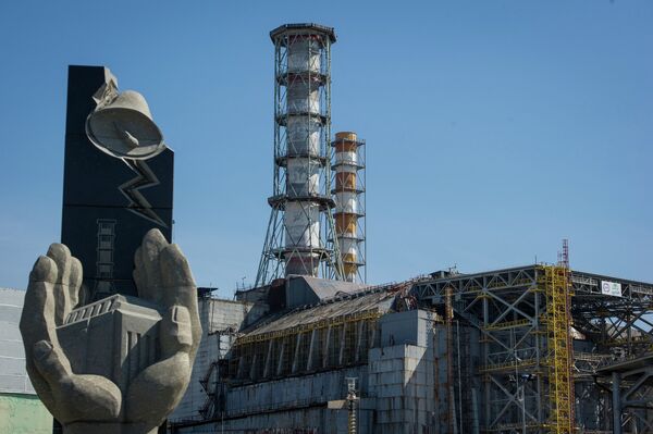 Cuarto reactor nuclear de Chernóbil y monumento a los Héroes de la tragedia - Sputnik Mundo