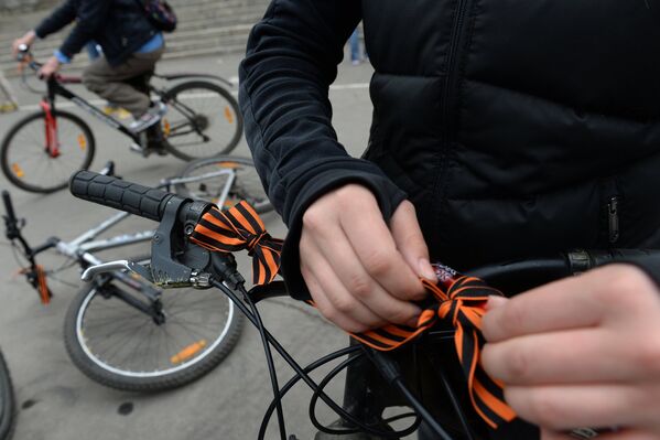 Ciclistas de Moscú se suman a la acción patriótica “Cinta de San Jorge” - Sputnik Mundo