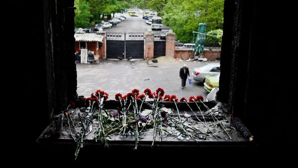 Flores en memoria de los quemados en la Casa de los Sindicatos de Odesa - Sputnik Mundo