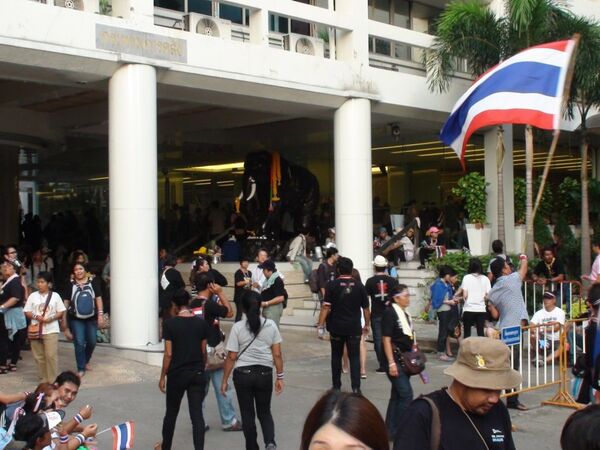 Los manifestantes cerca del edificio del Ministerio del Comercio de Tailandia - Sputnik Mundo