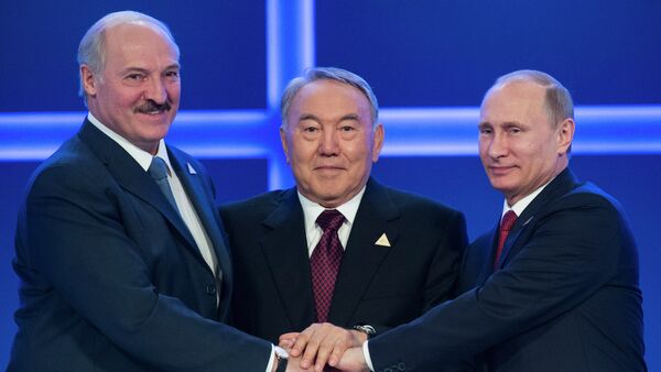 Presidente de Bielorrusia, Alexandr Lukashenko, presidente de Kazajistán, Nursultán Nazarbáev, y presidente de Rusia, Vladímir Putin - Sputnik Mundo