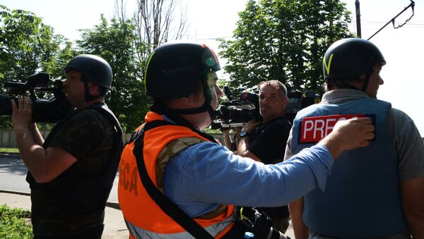 Reporteros Sin Fronteras piden garantizar la seguridad de periodistas en Ucrania - Sputnik Mundo