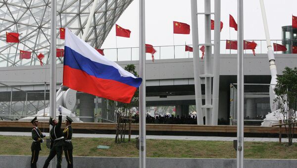 Поднятие российского флага на церемонии открытия Дня России на Всемирной универсальной выставке ЭКСПО-2010 в Шанхае - Sputnik Mundo