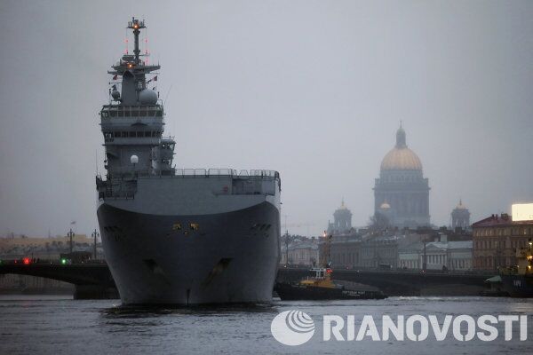 Portahelicópteros francés “Mistral” en San Petersburgo Portahelicópteros francés “Mistral” en San Petersburgo - Sputnik Mundo